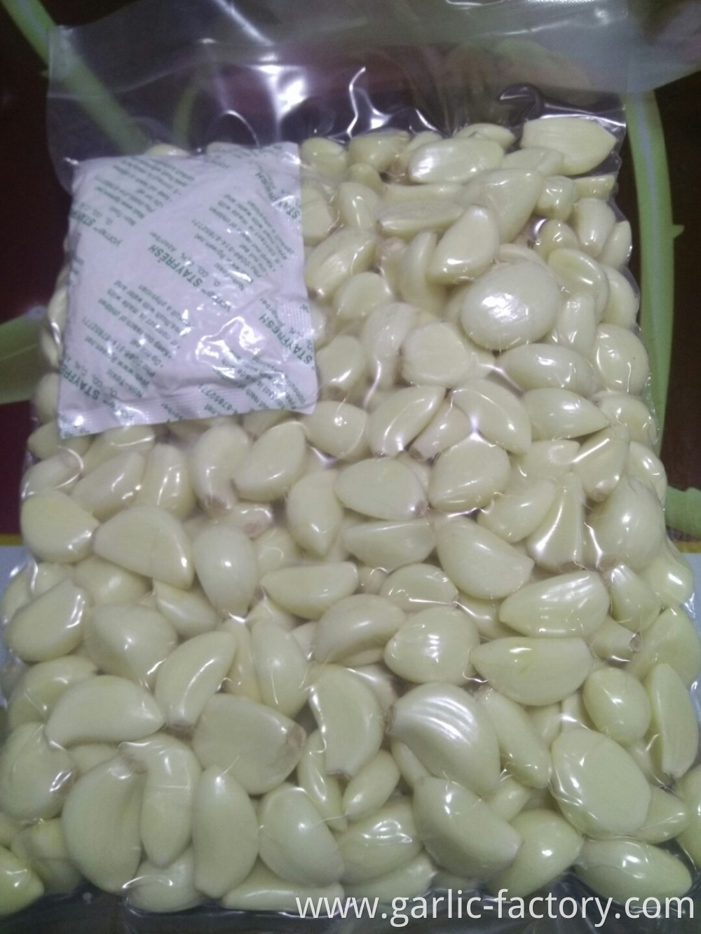 Vacuum packaging peeled garlic